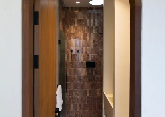 Hotel Lyvin Bingin 5*